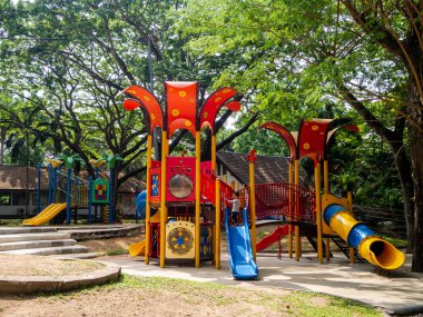Parktaki bahçedeki renkli oyun parkı.