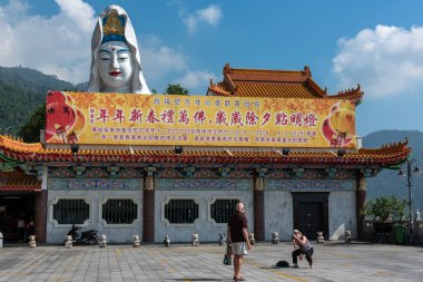 Buddha Heykeli Turistin Fotoğrafını Çekti