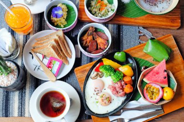 Sabah Kahvaltısı - Sosisli kızarmış yumurta ve taze meyve