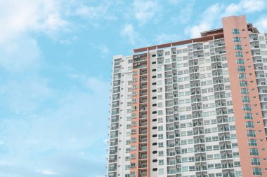Mavi arkaplanı olan yüksek apartman dairesi