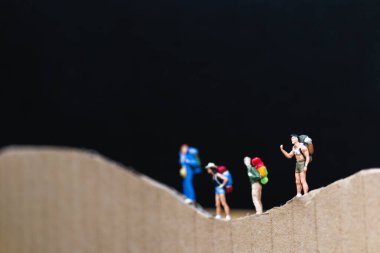 Minyatür insanlar: Sırt çantalı gezgin kağıtta yürüyor 