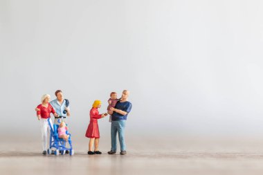 Minyatür insanlar : Açık havada yürüyen çocuklu ebeveynler