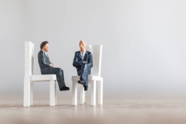 Minyatür insanlar : Sandalyede oturan işadamı  