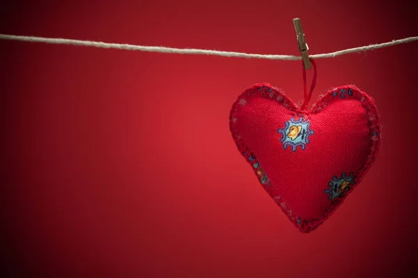 Barevné Tkaniny Srdce Červené Pozadí — Stock fotografie