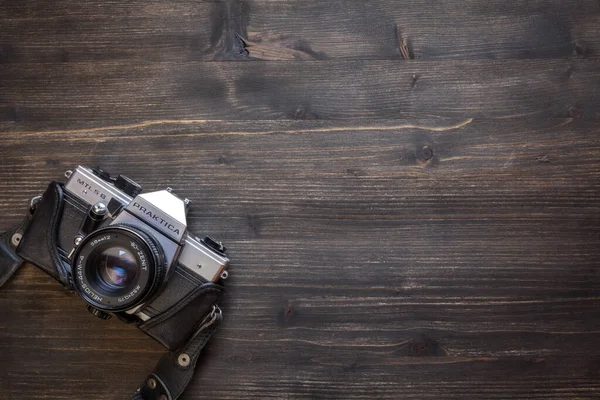 木桌背景上的旧复古相机 — 图库照片