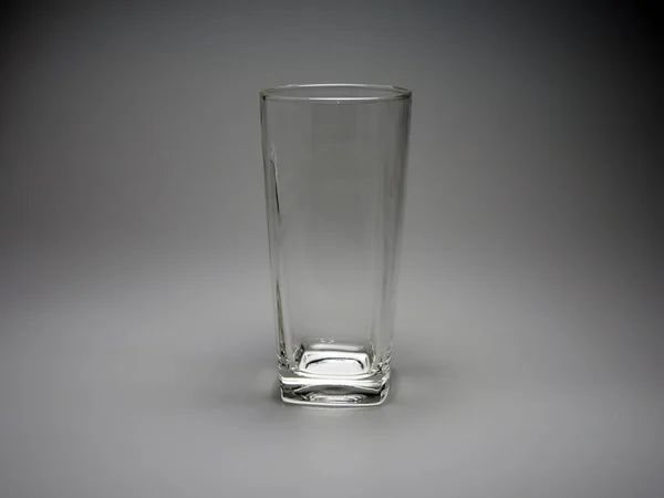 Leeg Glas Een Grijze Achtergrond — Stockfoto