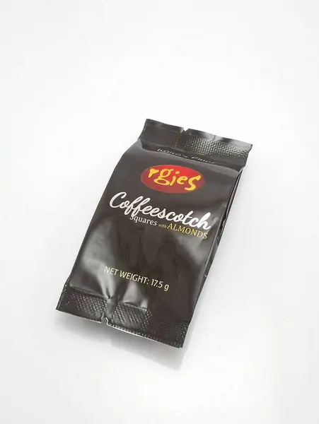 Rgies Coffeescotch Quadrati Con Mandorle Sfondo Bianco — Foto Stock