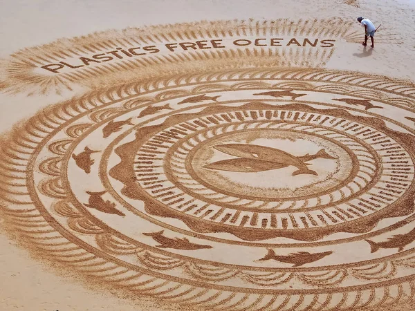 Песочный Художник Витор Рапосо Создает Мандалу Пляже Албуфее — стоковое фото