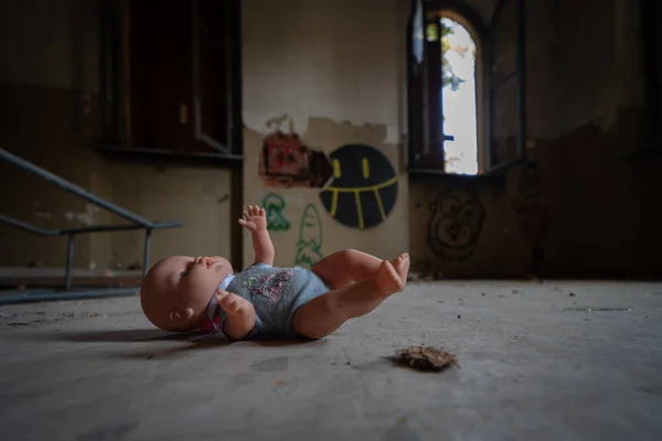 Uma Boneca Vintage Abandonada Nos Quartos Hospital Psiquiátrico Abandonado — Fotografia de Stock