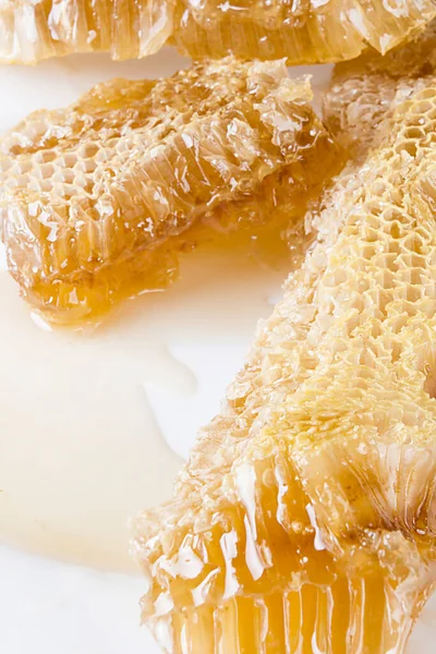 Honeycombs Med Honning Hvid Baggrund - Stock-foto