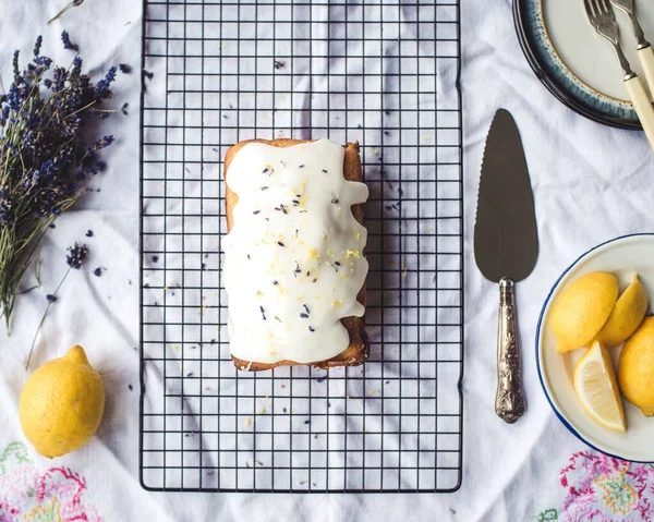 レモンの皮を垂らしレモンを飾るレモンスポンジケーキ — ストック写真