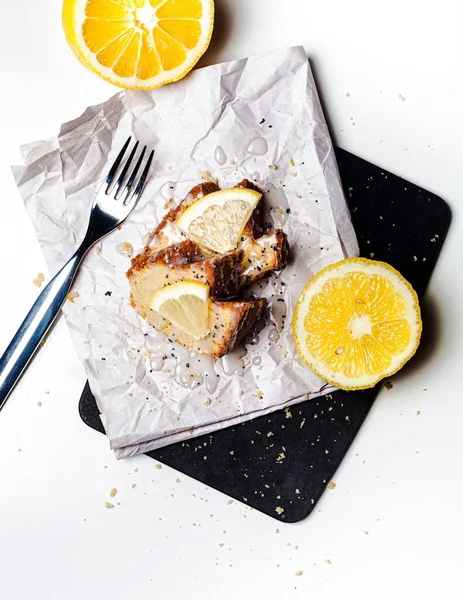 レモンとシロップ入りのレモンケーキ — ストック写真