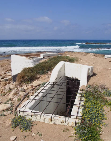 Bejárat Egy Régi Elhagyott Beton Katonai Bunker Tengerparton Paphos Ciprus — Stock Fotó