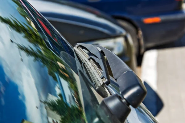 Brush Cleaning Car Windows — Stock Photo, Image