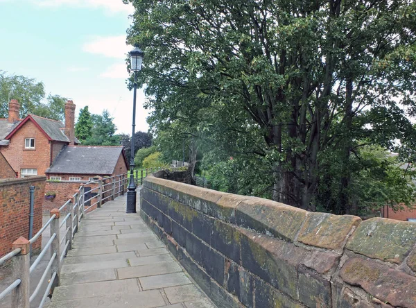 Chester Şehrinin Duvarları Boyunca Asfalt Yol Boyunca Ağaçlar Binalarla Çevrili — Stok fotoğraf