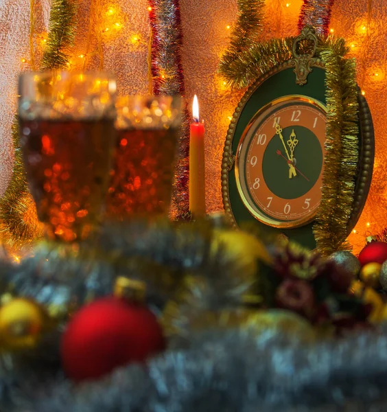 Χριστουγεννιάτικη Ιστορία Ρολόι Κεριά Και Ποτήρια Κρασιού — Φωτογραφία Αρχείου