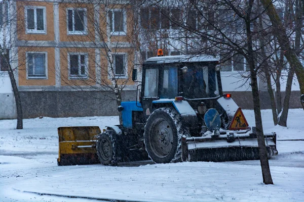 Время Уборки Снега Тракторные Бренды Беларуси Очищают Тротуар Снегом — стоковое фото