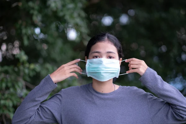 Ung Asien Kvinna Bär Medicinsk Ansiktsmask När Står Utanför — Stockfoto