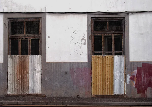 Elöl Egy Fehér Szürke Festett Elhagyatott Ház Törött — Stock Fotó