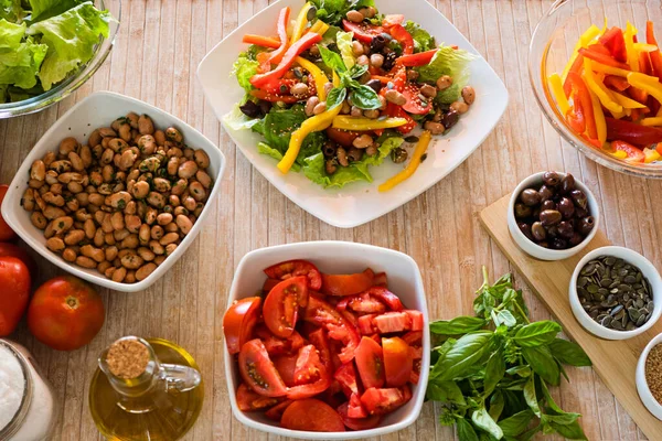 Plochý Pohled Shora Složený Čerstvý Salátový Talíř Zeleninovými Ingrediencemi Všude — Stock fotografie