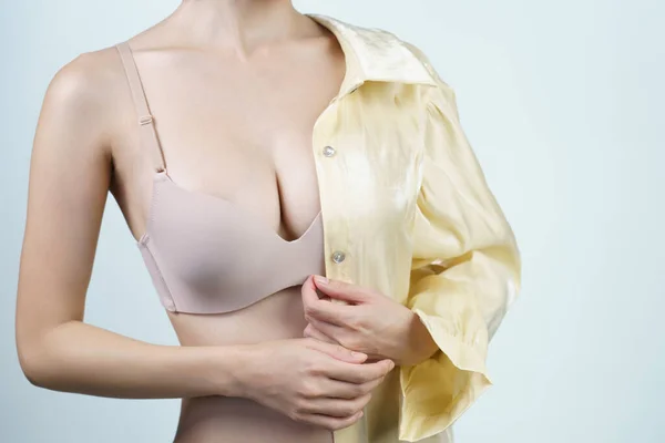 Kadın Açık Sarı Gömleğini Çıkarıyor Açık Renk Çamaşırı Giyiyor — Stok fotoğraf