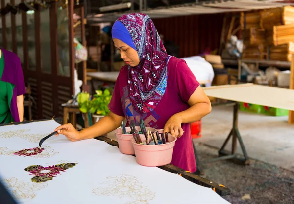 Mulher Mão Pintando Pano Uma Fábrica Batik — Fotografia de Stock