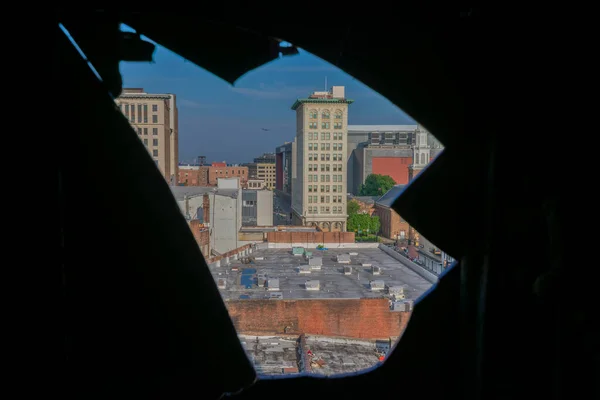 Κοιτάζοντας Έξω Από Μια Τρύπα Ένα Παράθυρο Ένα Ορίζοντα Πόλης — Φωτογραφία Αρχείου