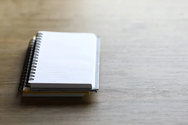 Bílý Notebook Linkou Kroužkovým Pořadačem Hnědém Dřevěném Stole — Stock fotografie