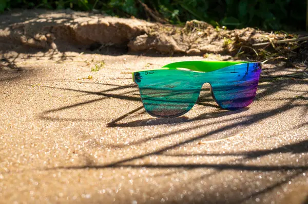 海岸砂の上で流行の現代サングラスのペア — ストック写真