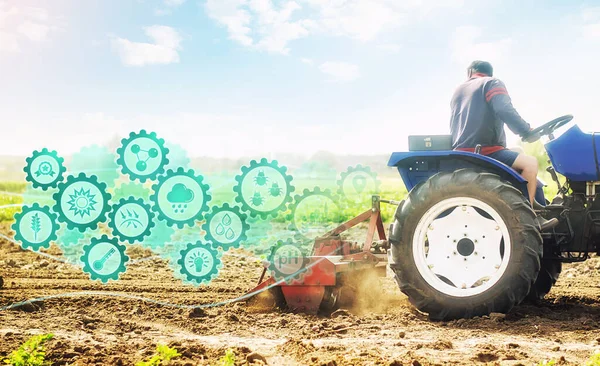 拖拉机上的农民种植农田和技术革新齿轮全息图 农艺学科学 农业和农业初创企业 提高效率 土壤碾磨 破碎和混合 — 图库照片
