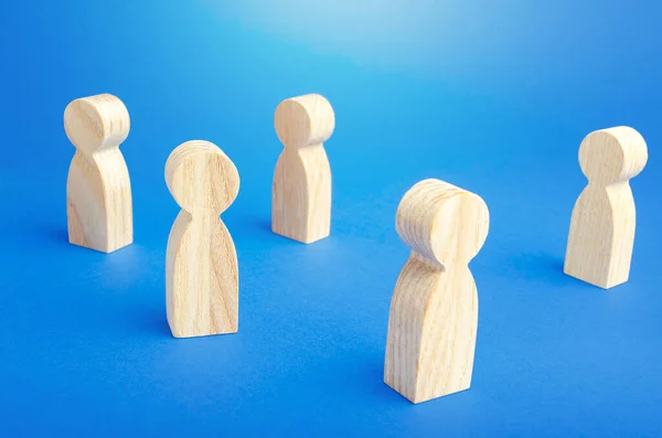 Wooden Figurines People Stand Blue Background Loneliness — Stock Photo, Image