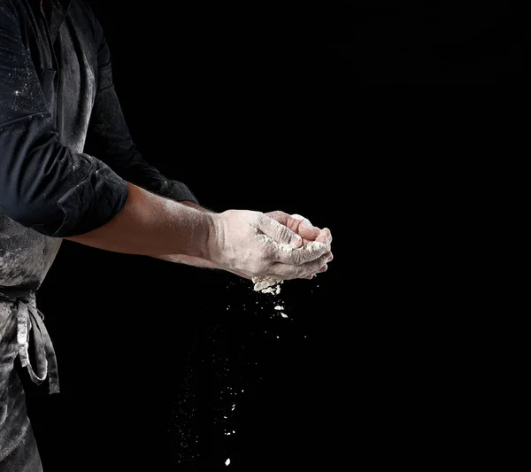 Tukang Roti Dengan Pakaian Hitam Memegang Tepung Gandum Putih Telapak — Stok Foto