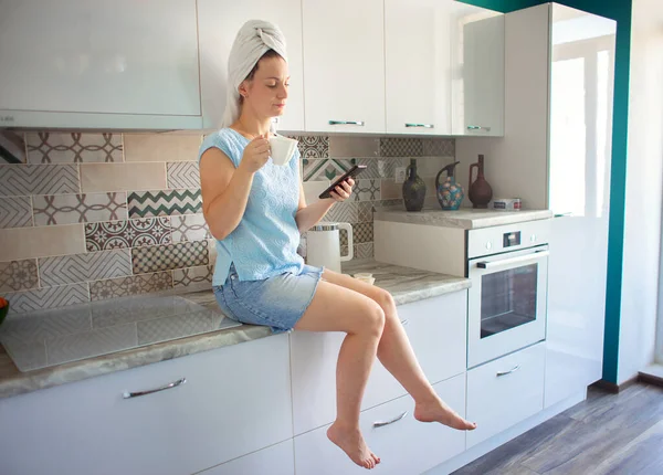 Woman Towel Her Head Her Kitchen Having Breakfast Looking Phone — Stock Photo, Image