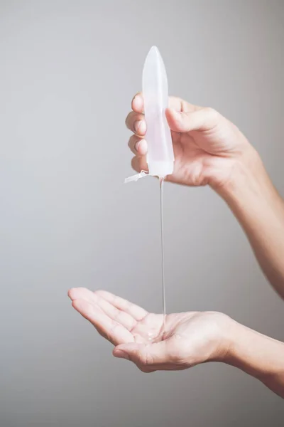 Mann Hände Mit Waschen Hand Desinfektionsmittel Gel Spender — Stockfoto