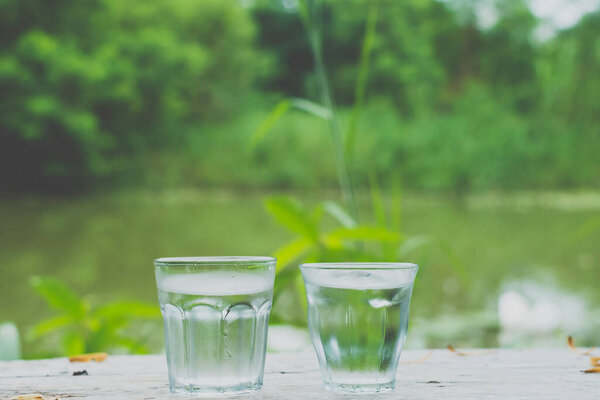стакан воды на столе