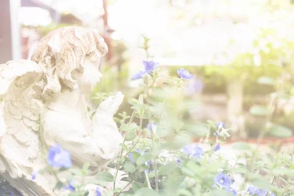 Angel Cupid White Plaster Figurine Garden — Stockfoto