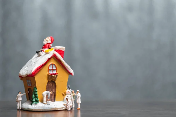 Miniaturowi Ludzie Malują Dom Święty Mikołaj Siedzi Dachu — Zdjęcie stockowe