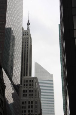 Şehir sokak gökdelenler ile