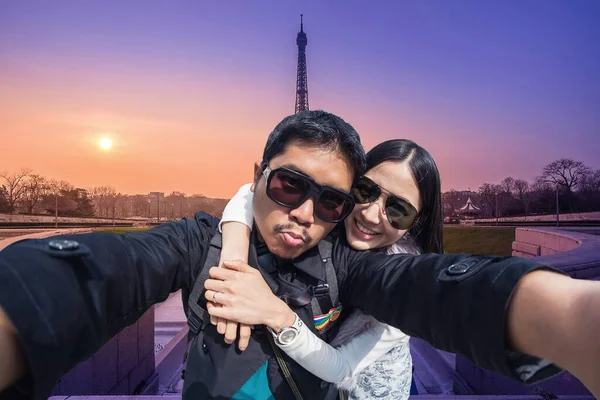 Eyfel Kulesi Yakınında Cep Telefonlu Genç Çift Selfie — Stok fotoğraf
