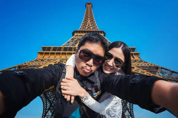 Junges Paar Macht Selfie Mit Handy Der Nähe Des Eiffelturms — Stockfoto