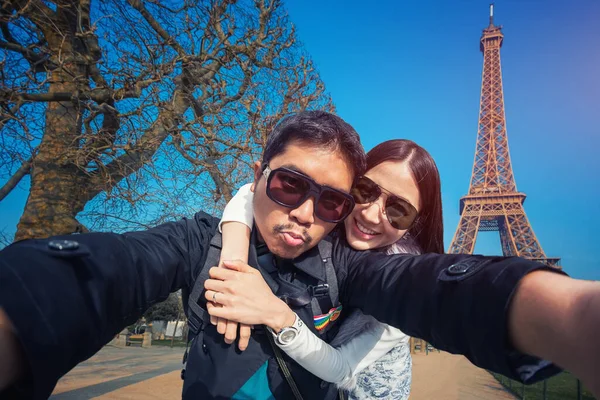 Eyfel Kulesi Yakınında Cep Telefonlu Genç Çift Selfie — Stok fotoğraf