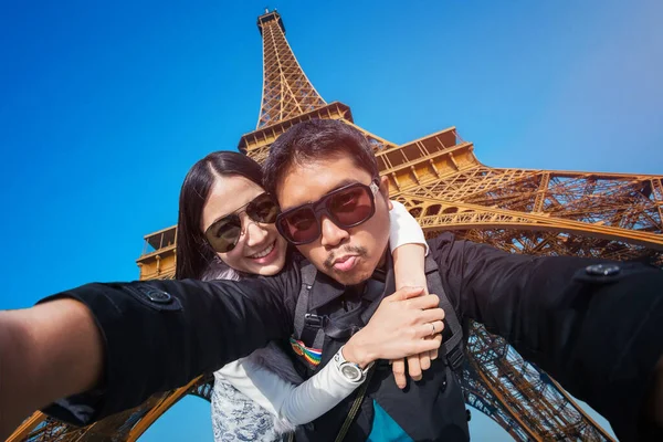 Joven Pareja Turistas Selfie Con Teléfono Móvil Cerca Torre Eiffel —  Fotos de Stock