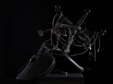 Karışık bilgisayar kabloları ve ofis sandalyesi 