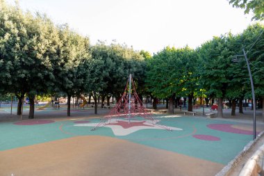 Amelia, duvarların dışına park etmiş.