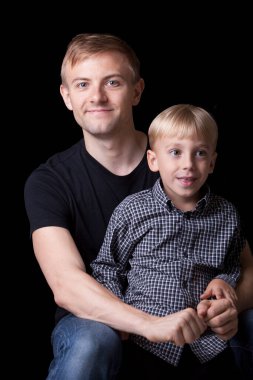 Stüdyoda oğlu olan bir adamın portresi