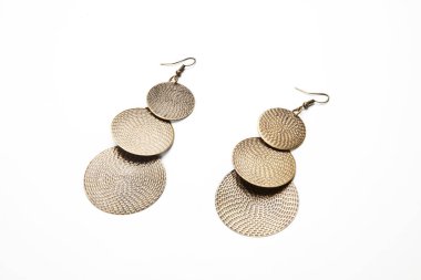 Beyaz arkaplanda geleneksel küpeler