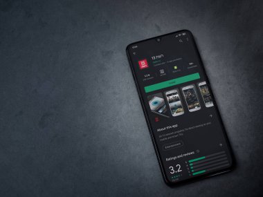 Reshet 13 uygulaması oyun mağazası sayfası siyah bir cep telefonu ekranında