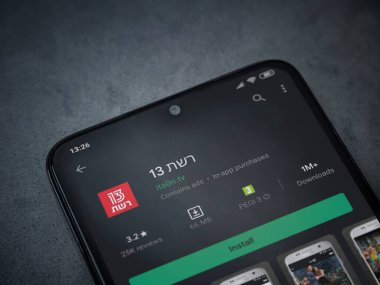 Reshet 13 uygulaması oyun mağazası sayfası siyah bir cep telefonu ekranında