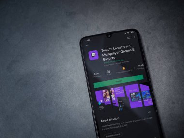 Siyah bir cep telefonu ekranında uygulamayı oynat sayfasını işaretle