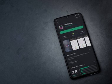 LG TV + uygulama çalma mağazası sayfası siyah bir cep telefonunun ekranında 